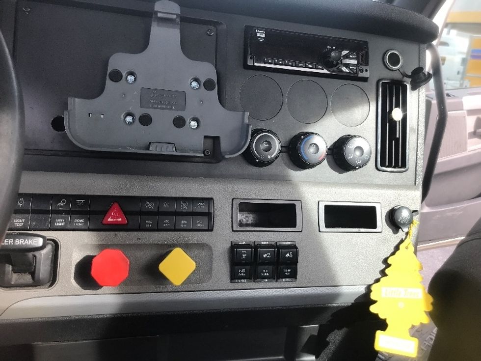 Day Cab Tractor-Heavy Duty Tractors-Freightliner-2018-T12664ST-Harrisburg-PA-366,802\n\t\tmiles-$ 44,250 - Image 17