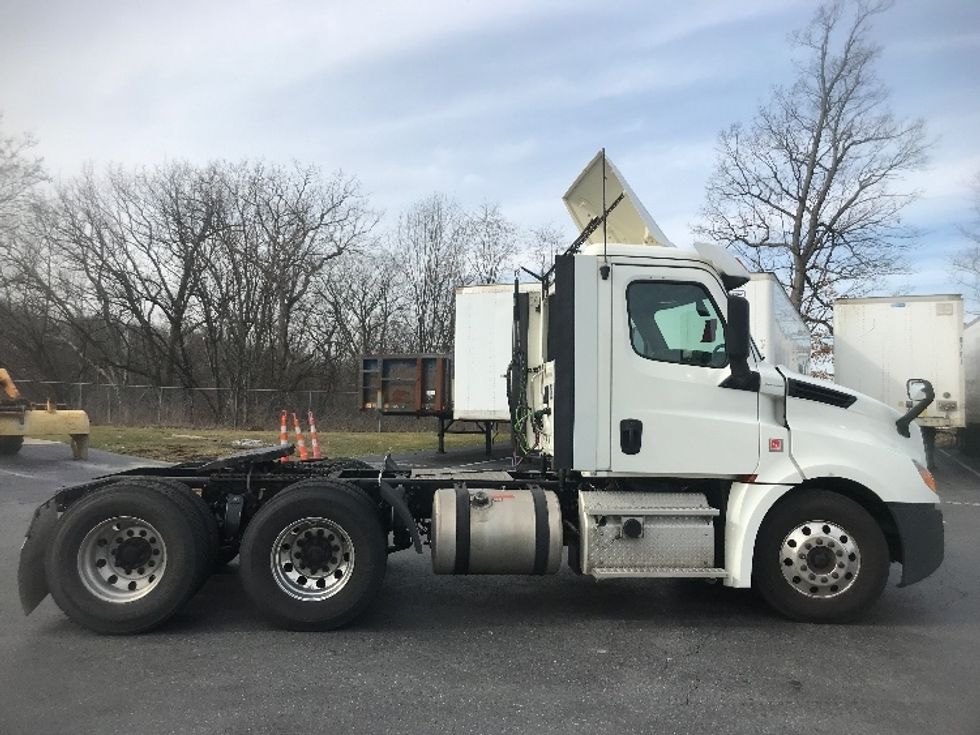 Day Cab Tractor-Heavy Duty Tractors-Freightliner-2018-T12664ST-Harrisburg-PA-366,802\n\t\tmiles-$ 44,250 - Image 8