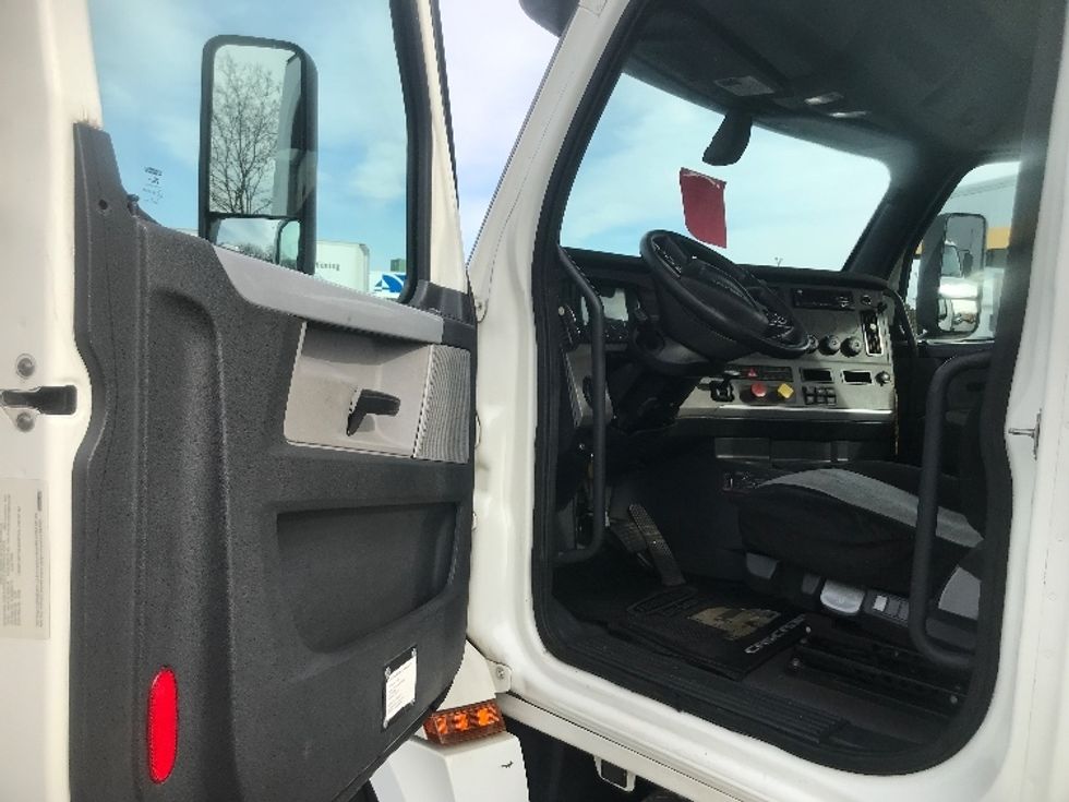 Day Cab Tractor-Heavy Duty Tractors-Freightliner-2018-T12664ST-Harrisburg-PA-366,802\n\t\tmiles-$ 44,250 - Image 9