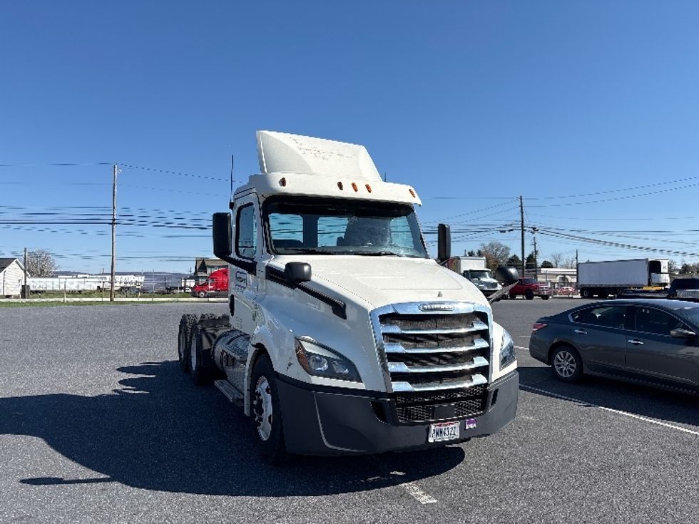 Day Cab Tractor-Heavy Duty Tractors-Freightliner-2018-T12664ST-Harrisburg-PA-378,554\n\t\tmiles-$ 36,000 - Image 1