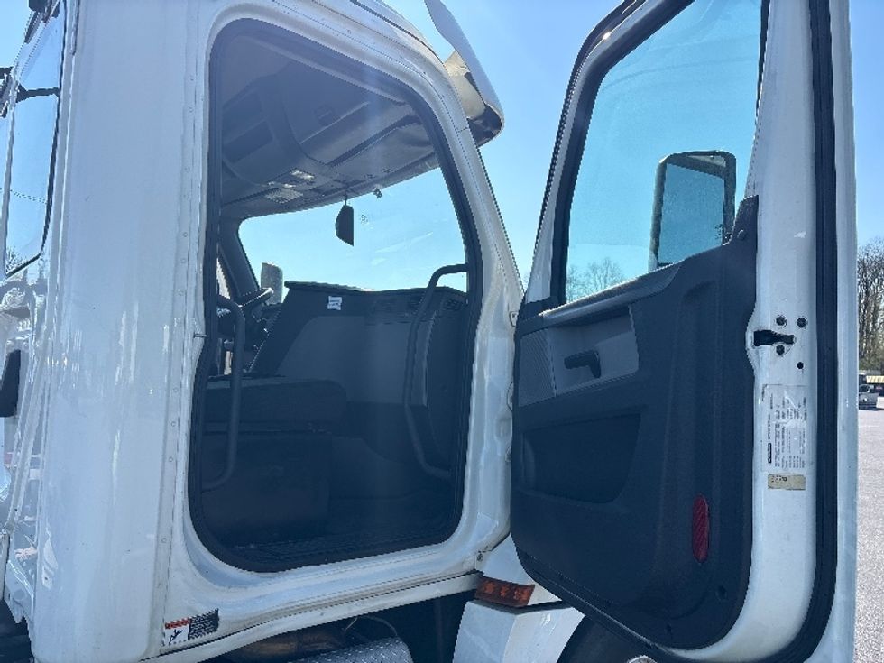 Day Cab Tractor-Heavy Duty Tractors-Freightliner-2018-T12664ST-Harrisburg-PA-378,554\n\t\tmiles-$ 36,000 - Image 12