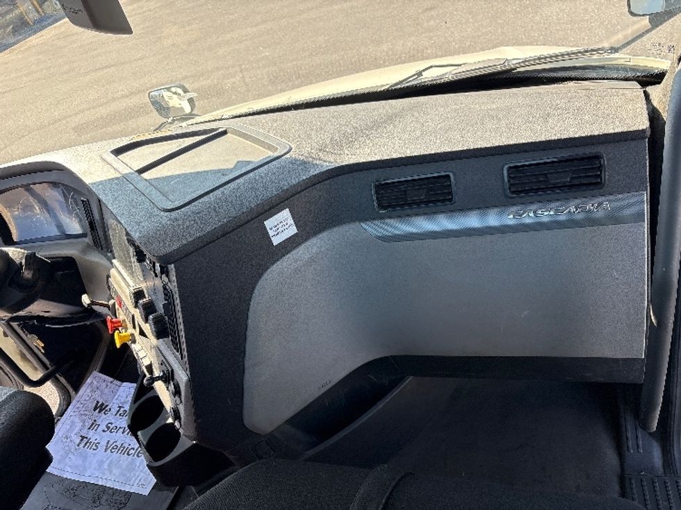 Day Cab Tractor-Heavy Duty Tractors-Freightliner-2018-T12664ST-Harrisburg-PA-378,554\n\t\tmiles-$ 36,000 - Image 13