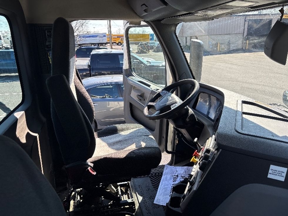 Day Cab Tractor-Heavy Duty Tractors-Freightliner-2018-T12664ST-Harrisburg-PA-378,554\n\t\tmiles-$ 36,000 - Image 14