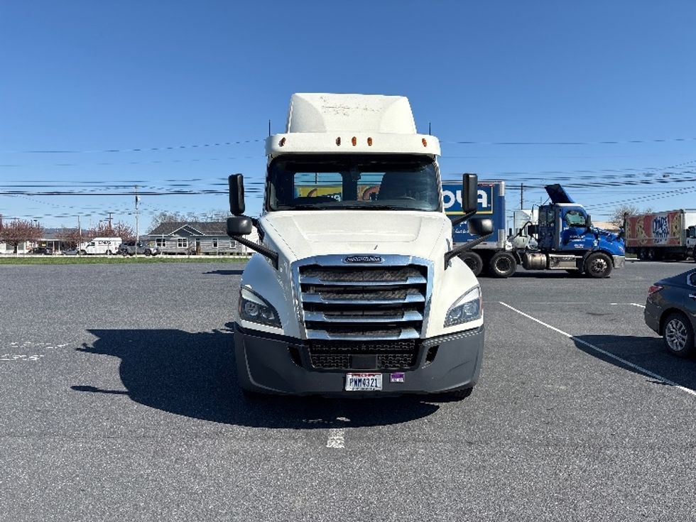 Day Cab Tractor-Heavy Duty Tractors-Freightliner-2018-T12664ST-Harrisburg-PA-378,554\n\t\tmiles-$ 36,000 - Image 2
