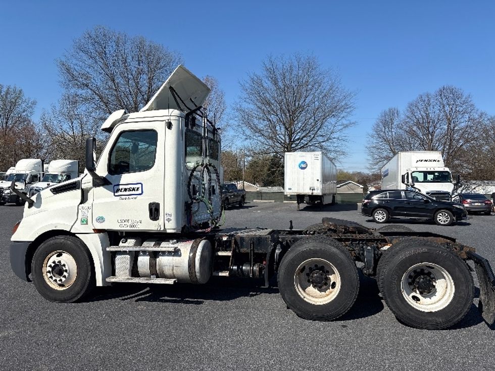 Day Cab Tractor-Heavy Duty Tractors-Freightliner-2018-T12664ST-Harrisburg-PA-378,554\n\t\tmiles-$ 36,000 - Image 4