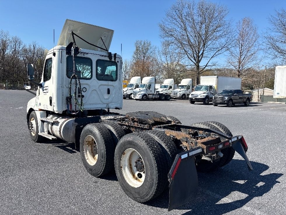 Day Cab Tractor-Heavy Duty Tractors-Freightliner-2018-T12664ST-Harrisburg-PA-378,554\n\t\tmiles-$ 36,000 - Image 5