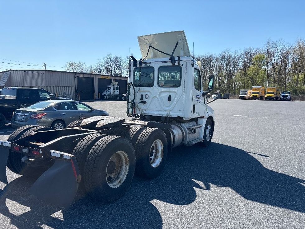 Day Cab Tractor-Heavy Duty Tractors-Freightliner-2018-T12664ST-Harrisburg-PA-378,554\n\t\tmiles-$ 36,000 - Image 7