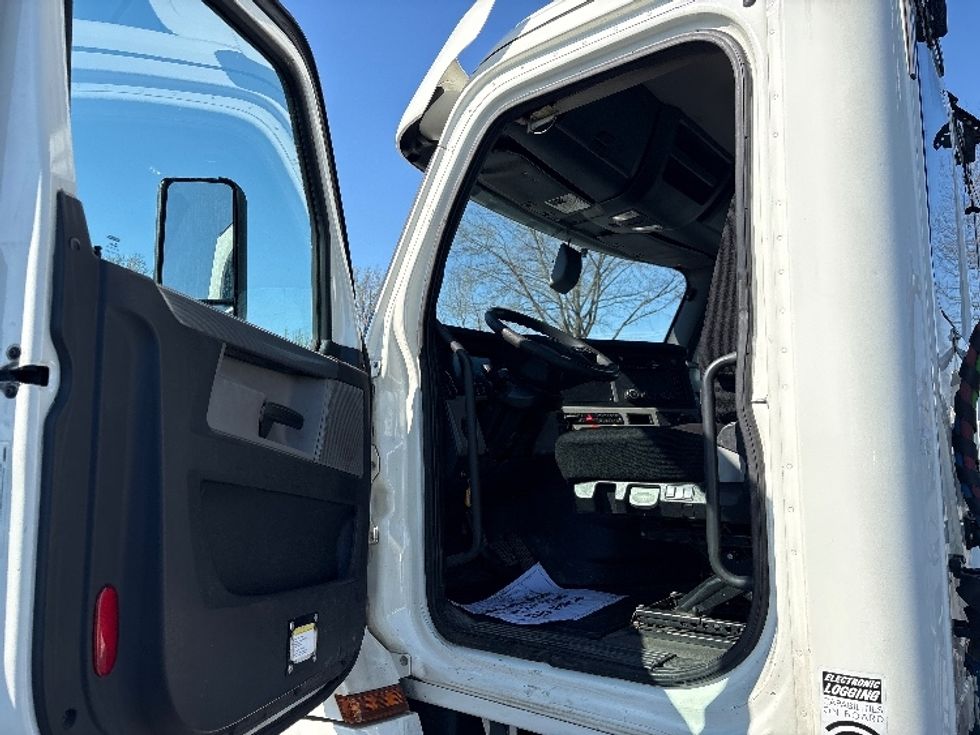 Day Cab Tractor-Heavy Duty Tractors-Freightliner-2018-T12664ST-Harrisburg-PA-378,554\n\t\tmiles-$ 36,000 - Image 9