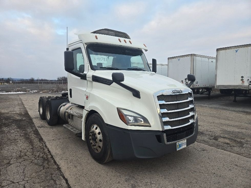 Day Cab Tractor-Heavy Duty Tractors-Freightliner-2018-T12664ST-Harrisburg-PA-390,141\n\t\tmiles-$ 47,000 - Image 1