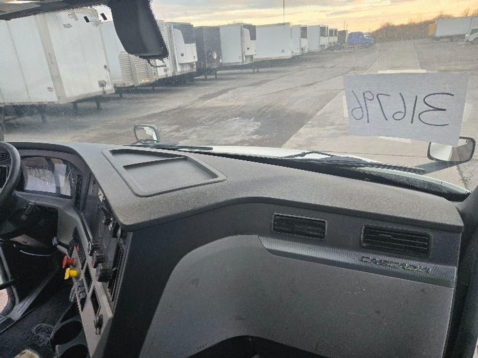 Day Cab Tractor-Heavy Duty Tractors-Freightliner-2018-T12664ST-Harrisburg-PA-390,141\n\t\tmiles-$ 47,000 - Image 13
