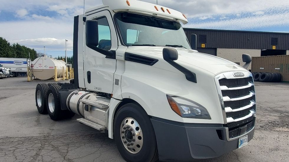 Day Cab Tractor-Heavy Duty Tractors-Freightliner-2018-T12664ST-Harrisburg-PA-403,534\n\t\tmiles-$ 42,500 - Image 1