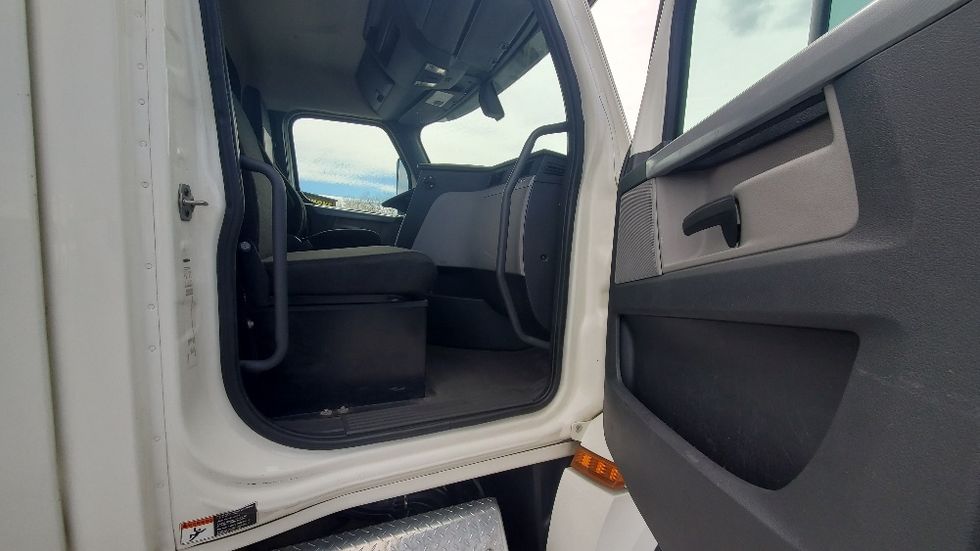 Day Cab Tractor-Heavy Duty Tractors-Freightliner-2018-T12664ST-Harrisburg-PA-403,534\n\t\tmiles-$ 42,500 - Image 12