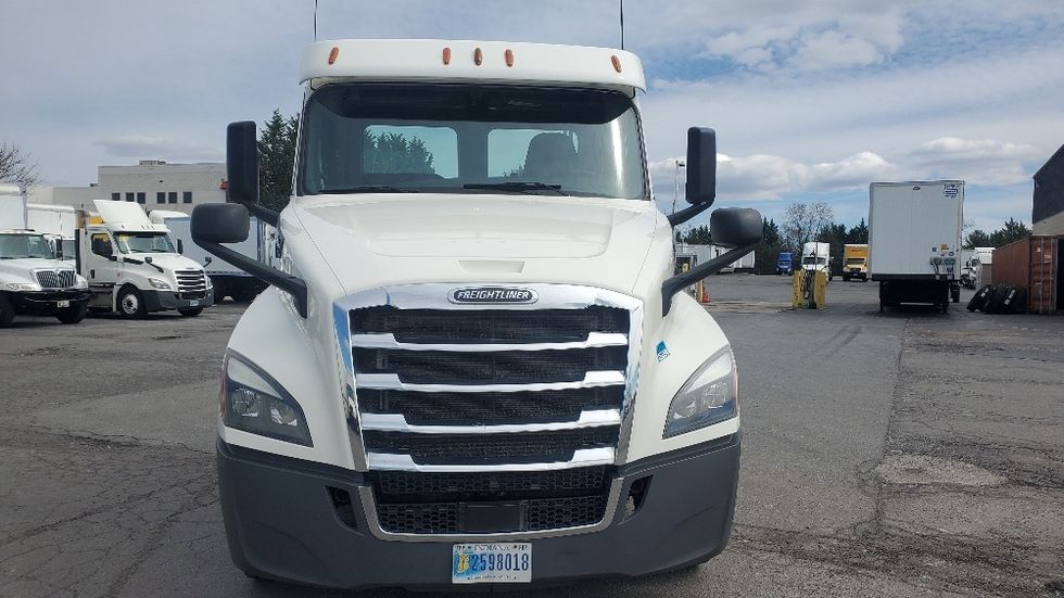 Day Cab Tractor-Heavy Duty Tractors-Freightliner-2018-T12664ST-Harrisburg-PA-403,534\n\t\tmiles-$ 42,500 - Image 2