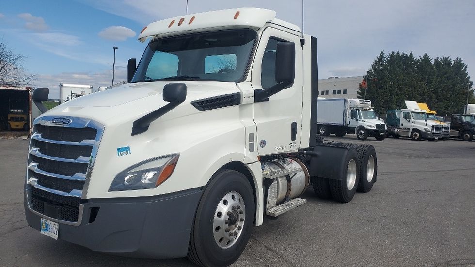 Day Cab Tractor-Heavy Duty Tractors-Freightliner-2018-T12664ST-Harrisburg-PA-403,534\n\t\tmiles-$ 42,500 - Image 3