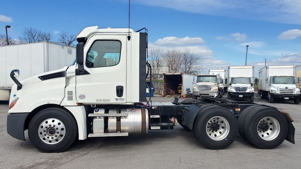 Day Cab Tractor-Heavy Duty Tractors-Freightliner-2018-T12664ST-Harrisburg-PA-403,534\n\t\tmiles-$ 42,500 - Image 4