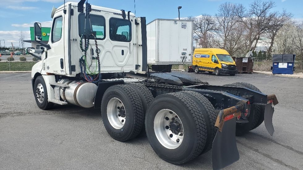 Day Cab Tractor-Heavy Duty Tractors-Freightliner-2018-T12664ST-Harrisburg-PA-403,534\n\t\tmiles-$ 42,500 - Image 5