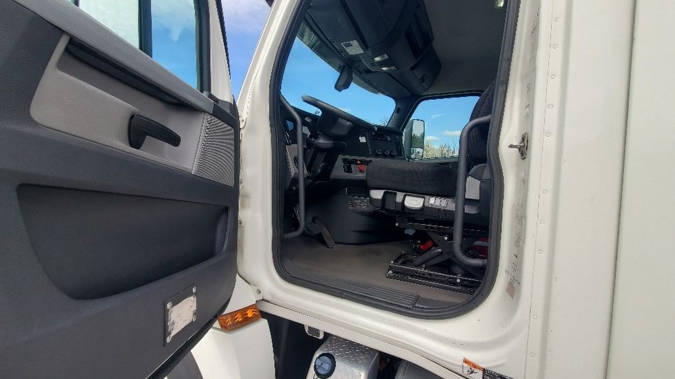 Day Cab Tractor-Heavy Duty Tractors-Freightliner-2018-T12664ST-Harrisburg-PA-403,534\n\t\tmiles-$ 42,500 - Image 9