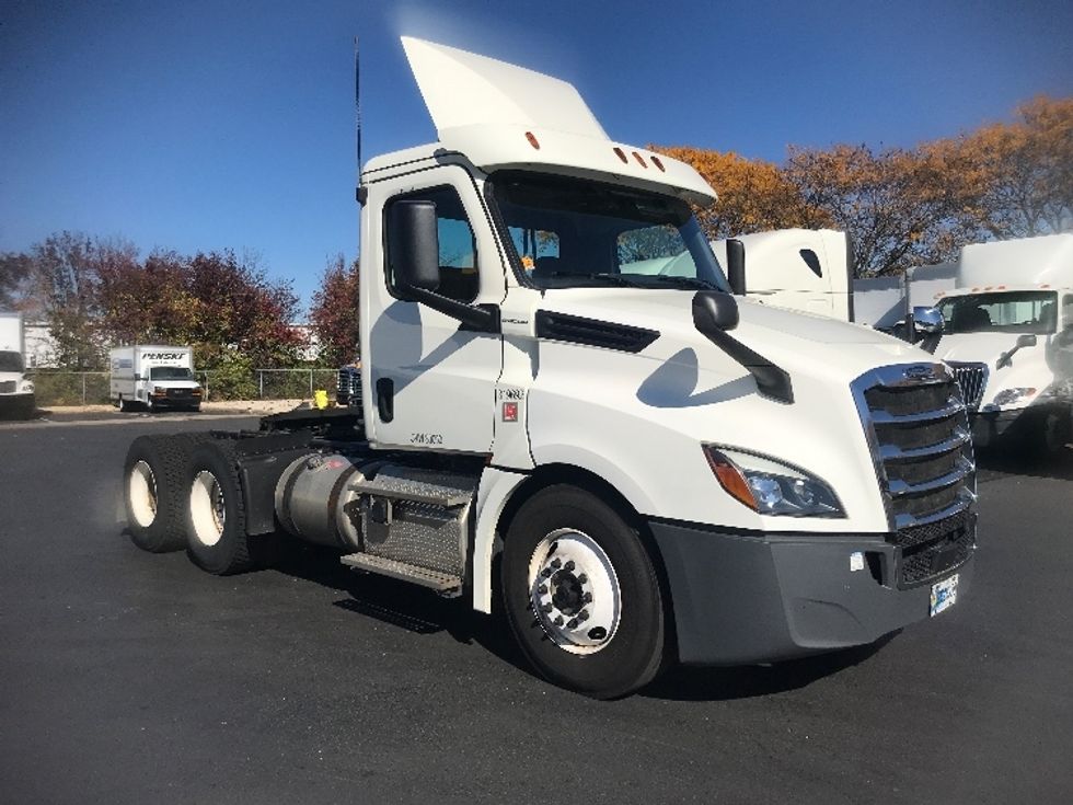 Day Cab Tractor-Heavy Duty Tractors-Freightliner-2018-T12664ST-Harrisburg-PA-421,741\n\t\tmiles-$ 44,500 - Image 1