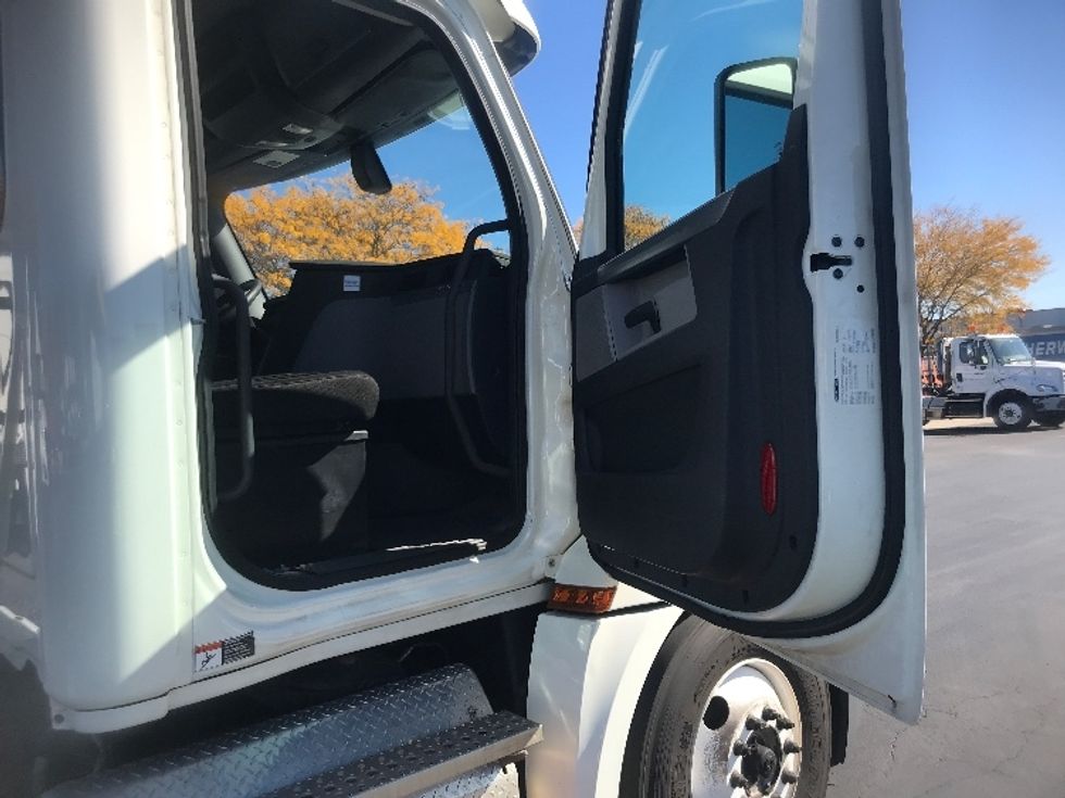 Day Cab Tractor-Heavy Duty Tractors-Freightliner-2018-T12664ST-Harrisburg-PA-421,741\n\t\tmiles-$ 44,500 - Image 12