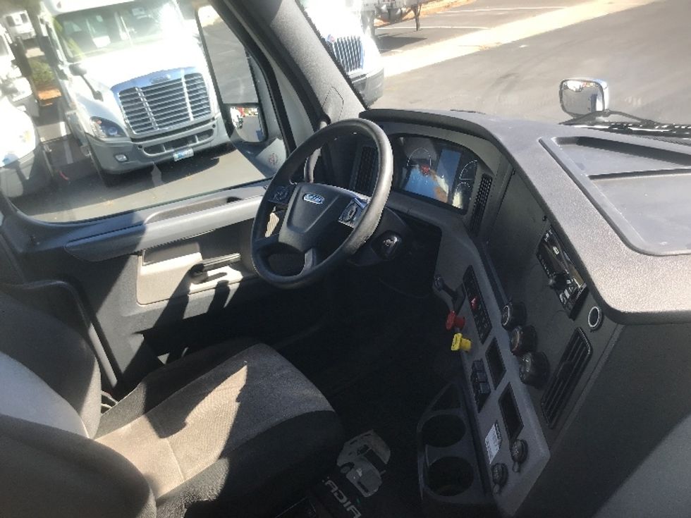 Day Cab Tractor-Heavy Duty Tractors-Freightliner-2018-T12664ST-Harrisburg-PA-421,741\n\t\tmiles-$ 44,500 - Image 14