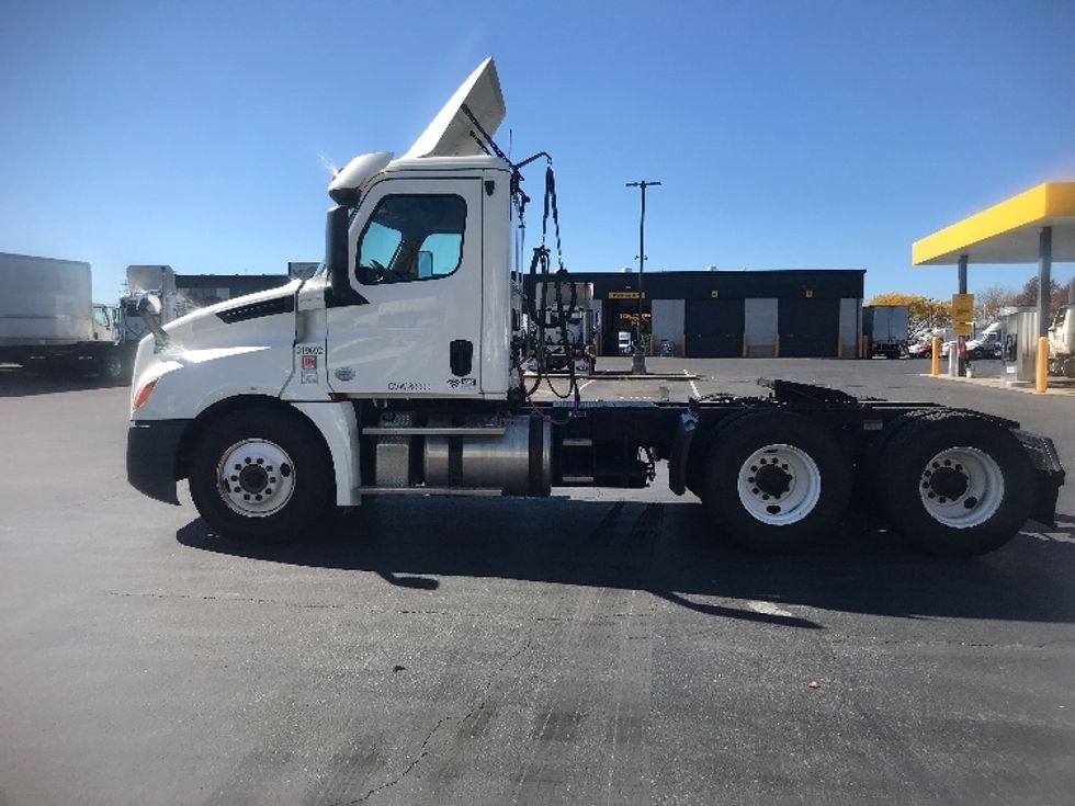 Day Cab Tractor-Heavy Duty Tractors-Freightliner-2018-T12664ST-Harrisburg-PA-421,741\n\t\tmiles-$ 44,500 - Image 4