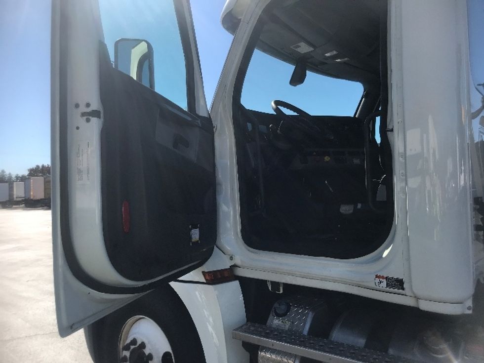 Day Cab Tractor-Heavy Duty Tractors-Freightliner-2018-T12664ST-Harrisburg-PA-421,741\n\t\tmiles-$ 44,500 - Image 9