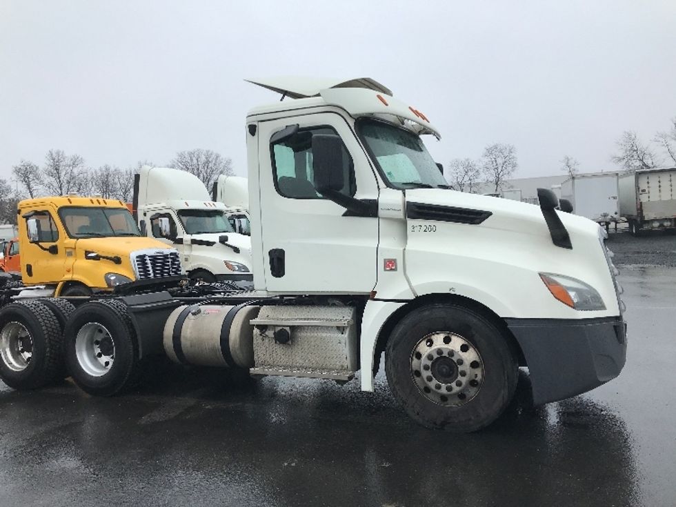 Day Cab Tractor-Heavy Duty Tractors-Freightliner-2018-T12664ST-Harrisburg-PA-425,829\n\t\tmiles-$ 43,250 - Image 1