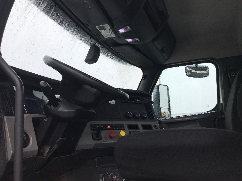 Day Cab Tractor-Heavy Duty Tractors-Freightliner-2018-T12664ST-Harrisburg-PA-425,829\n\t\tmiles-$ 43,250 - Image 10