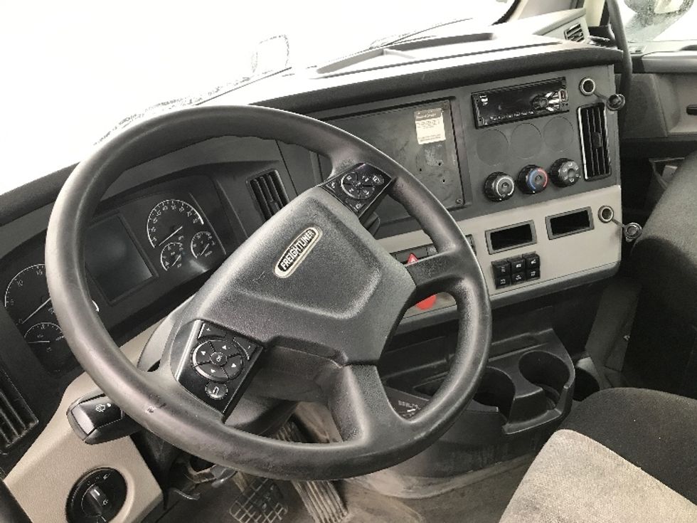 Day Cab Tractor-Heavy Duty Tractors-Freightliner-2018-T12664ST-Harrisburg-PA-425,829\n\t\tmiles-$ 43,250 - Image 11