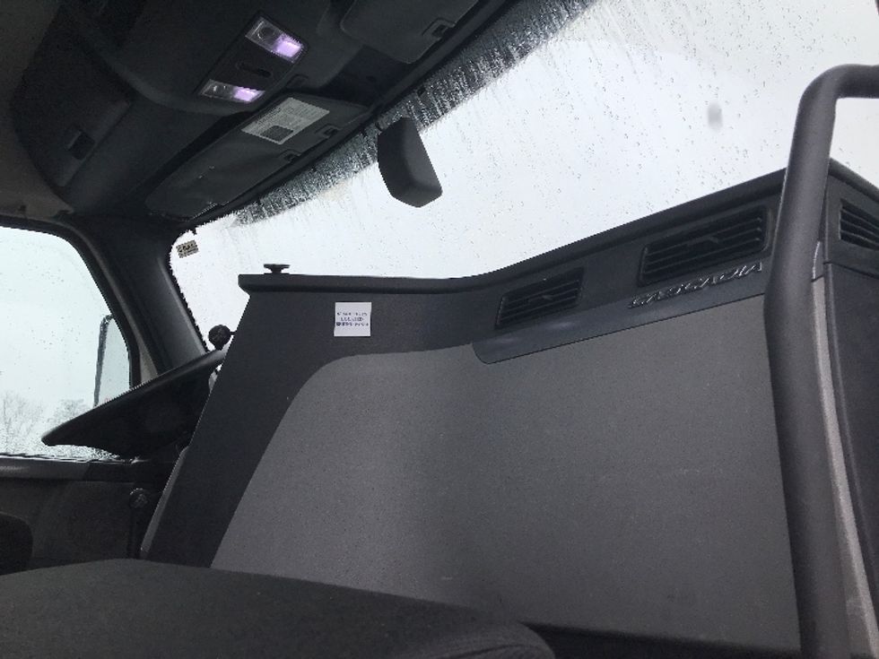 Day Cab Tractor-Heavy Duty Tractors-Freightliner-2018-T12664ST-Harrisburg-PA-425,829\n\t\tmiles-$ 43,250 - Image 13