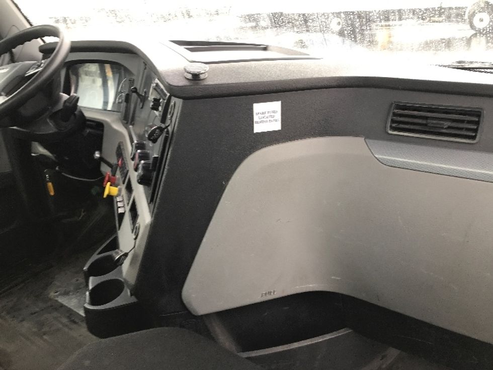 Day Cab Tractor-Heavy Duty Tractors-Freightliner-2018-T12664ST-Harrisburg-PA-425,829\n\t\tmiles-$ 43,250 - Image 14