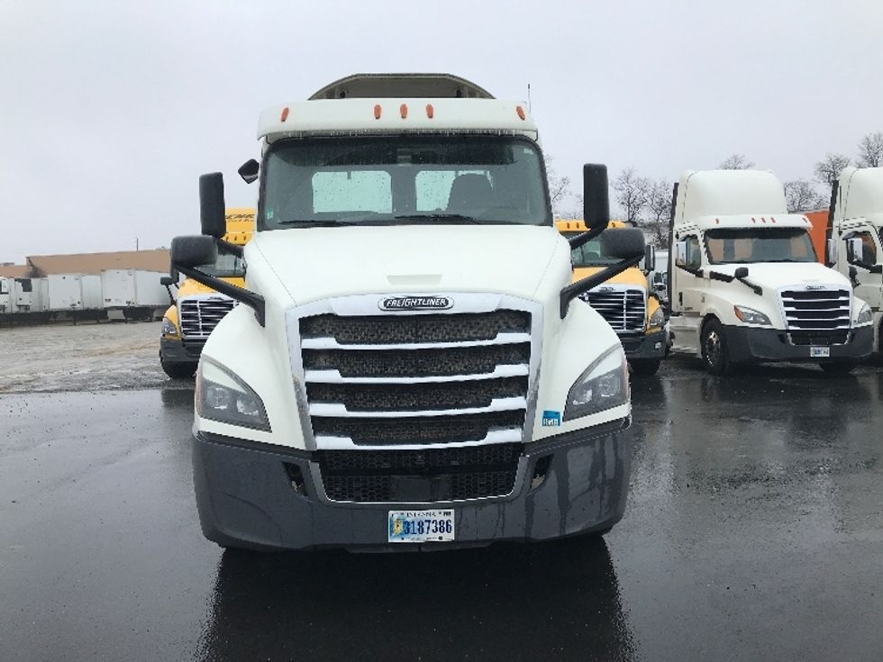 Day Cab Tractor-Heavy Duty Tractors-Freightliner-2018-T12664ST-Harrisburg-PA-425,829\n\t\tmiles-$ 43,250 - Image 2