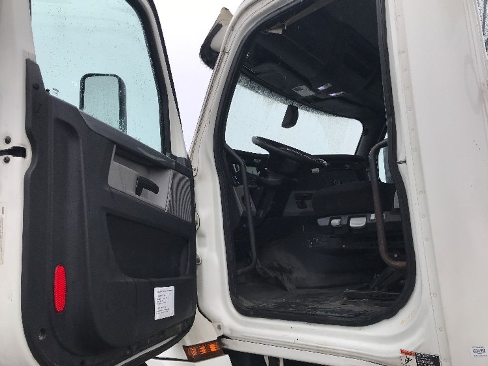 Day Cab Tractor-Heavy Duty Tractors-Freightliner-2018-T12664ST-Harrisburg-PA-425,829\n\t\tmiles-$ 43,250 - Image 9