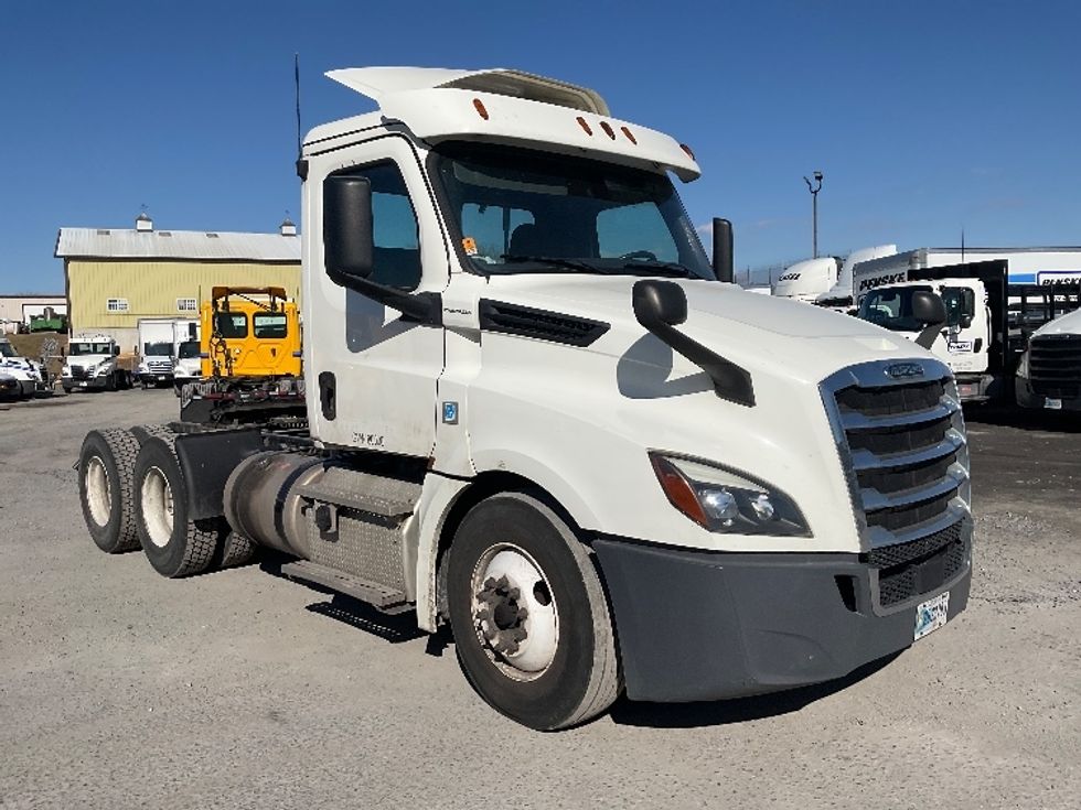 Day Cab Tractor-Heavy Duty Tractors-Freightliner-2018-T12664ST-Harrisburg-PA-428,614\n\t\tmiles-$ 41,750 - Image 1