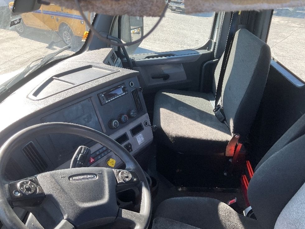 Day Cab Tractor-Heavy Duty Tractors-Freightliner-2018-T12664ST-Harrisburg-PA-428,614\n\t\tmiles-$ 41,750 - Image 10