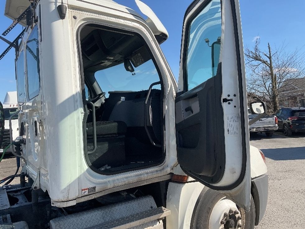 Day Cab Tractor-Heavy Duty Tractors-Freightliner-2018-T12664ST-Harrisburg-PA-428,614\n\t\tmiles-$ 41,750 - Image 12