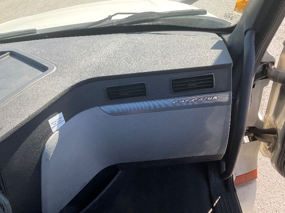 Day Cab Tractor-Heavy Duty Tractors-Freightliner-2018-T12664ST-Harrisburg-PA-428,614\n\t\tmiles-$ 41,750 - Image 13