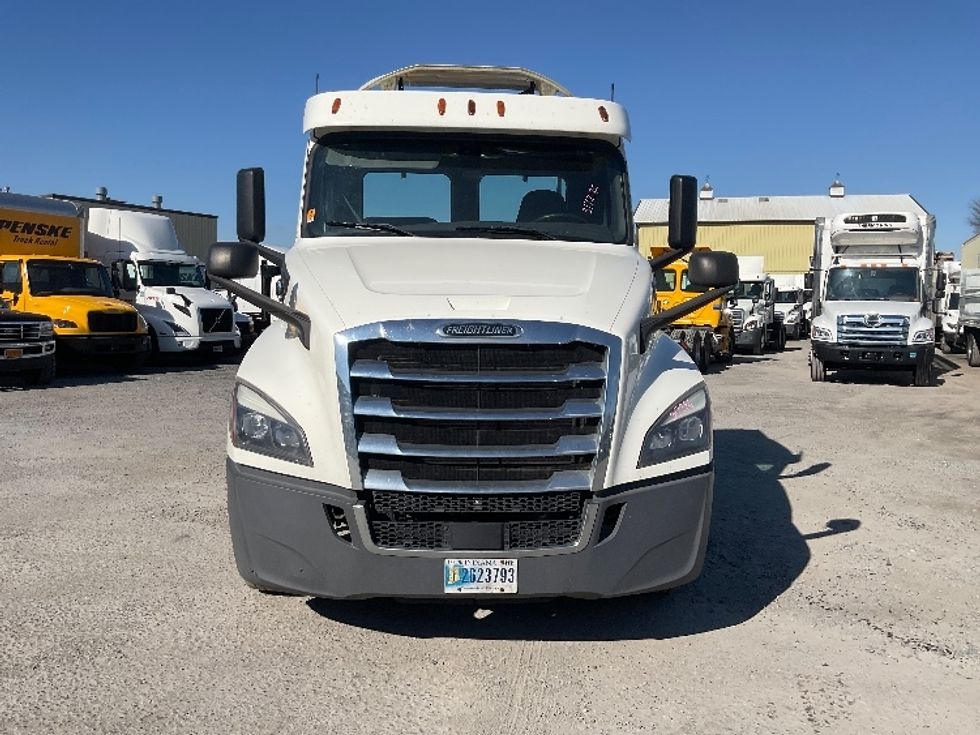 Day Cab Tractor-Heavy Duty Tractors-Freightliner-2018-T12664ST-Harrisburg-PA-428,614\n\t\tmiles-$ 41,750 - Image 2