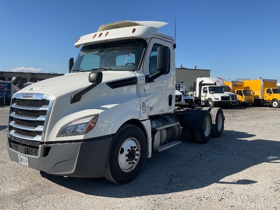 Day Cab Tractor-Heavy Duty Tractors-Freightliner-2018-T12664ST-Harrisburg-PA-428,614\n\t\tmiles-$ 41,750 - Image 3