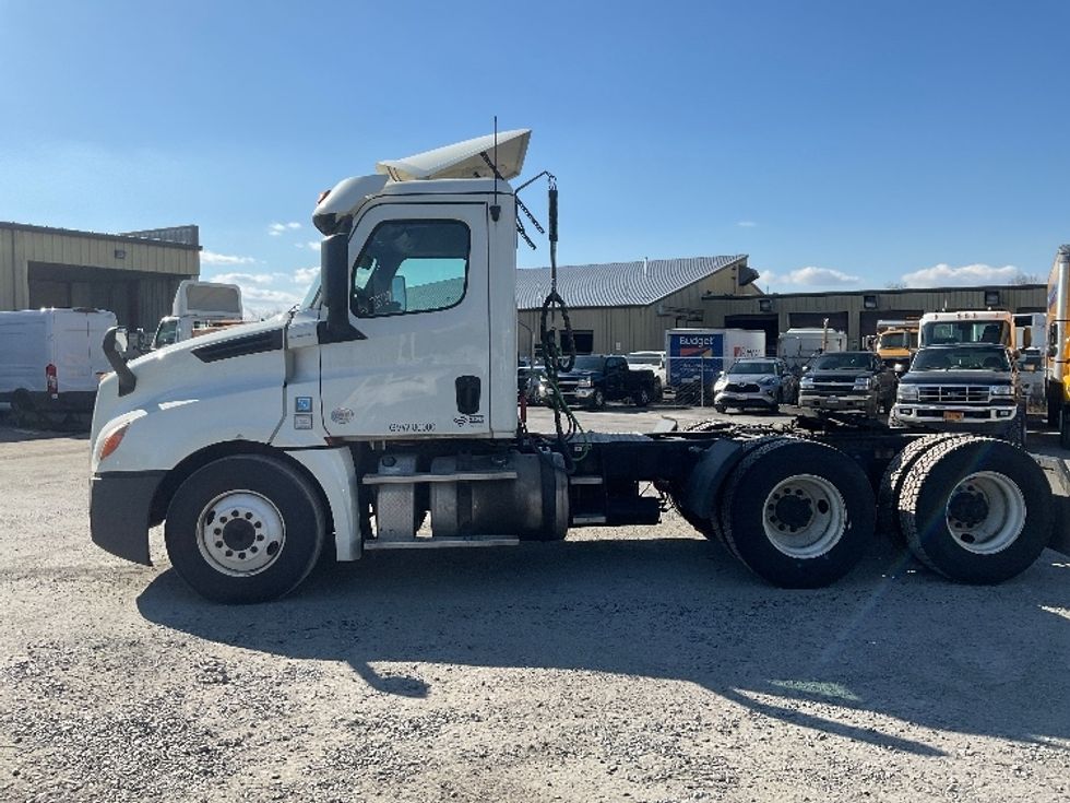 Day Cab Tractor-Heavy Duty Tractors-Freightliner-2018-T12664ST-Harrisburg-PA-428,614\n\t\tmiles-$ 41,750 - Image 4