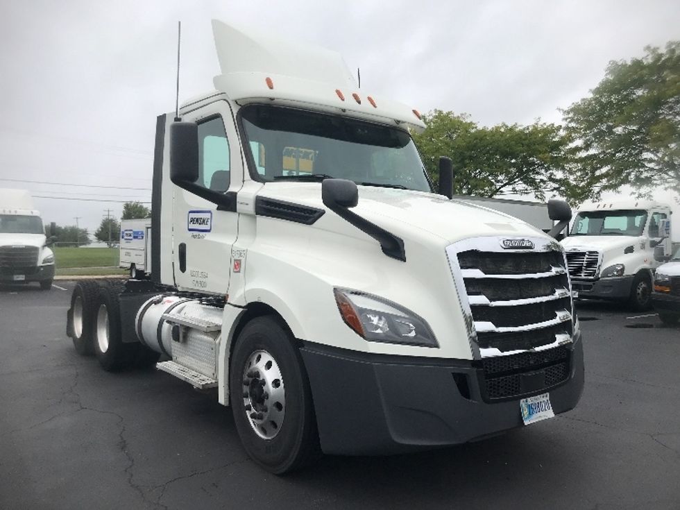 Day Cab Tractor-Heavy Duty Tractors-Freightliner-2018-T12664ST-Harrisburg-PA-429,997\n\t\tmiles-$ 45,500 - Image 1