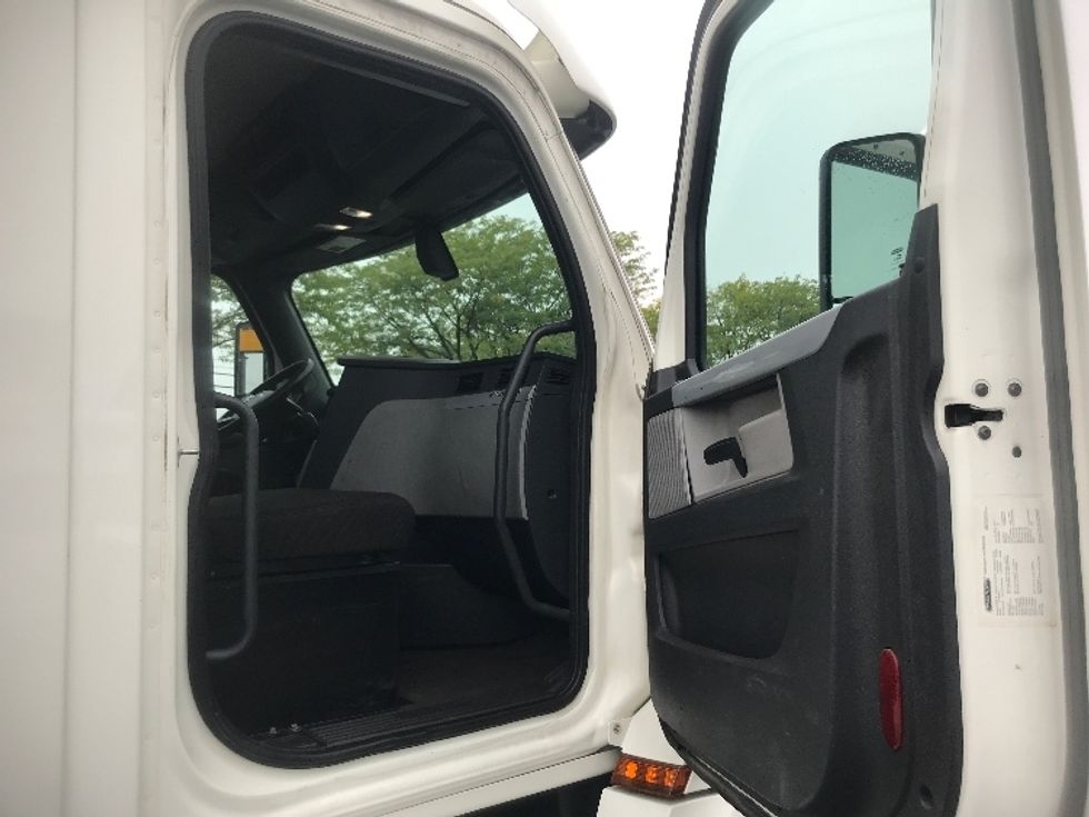 Day Cab Tractor-Heavy Duty Tractors-Freightliner-2018-T12664ST-Harrisburg-PA-429,997\n\t\tmiles-$ 45,500 - Image 12