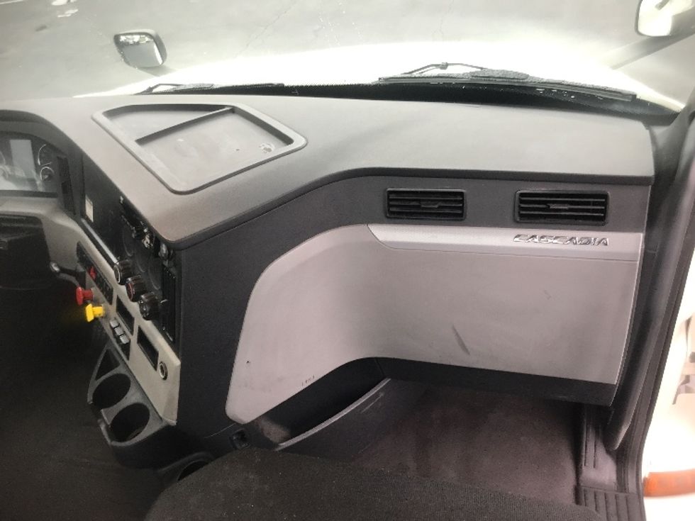 Day Cab Tractor-Heavy Duty Tractors-Freightliner-2018-T12664ST-Harrisburg-PA-429,997\n\t\tmiles-$ 45,500 - Image 13