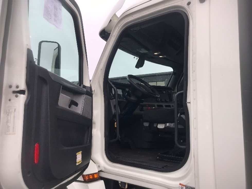 Day Cab Tractor-Heavy Duty Tractors-Freightliner-2018-T12664ST-Harrisburg-PA-429,997\n\t\tmiles-$ 45,500 - Image 9