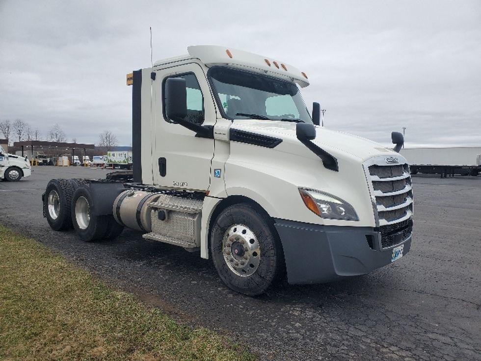 Day Cab Tractor-Heavy Duty Tractors-Freightliner-2018-T12664ST-Harrisburg-PA-437,577\n\t\tmiles-$ 40,000 - Image 1