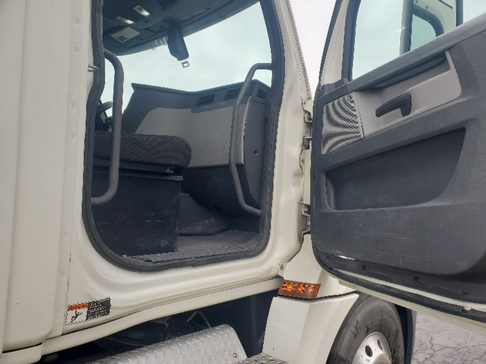 Day Cab Tractor-Heavy Duty Tractors-Freightliner-2018-T12664ST-Harrisburg-PA-437,577\n\t\tmiles-$ 40,000 - Image 12