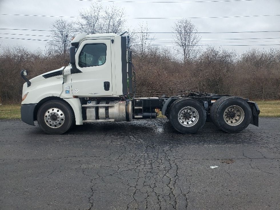 Day Cab Tractor-Heavy Duty Tractors-Freightliner-2018-T12664ST-Harrisburg-PA-437,577\n\t\tmiles-$ 40,000 - Image 4