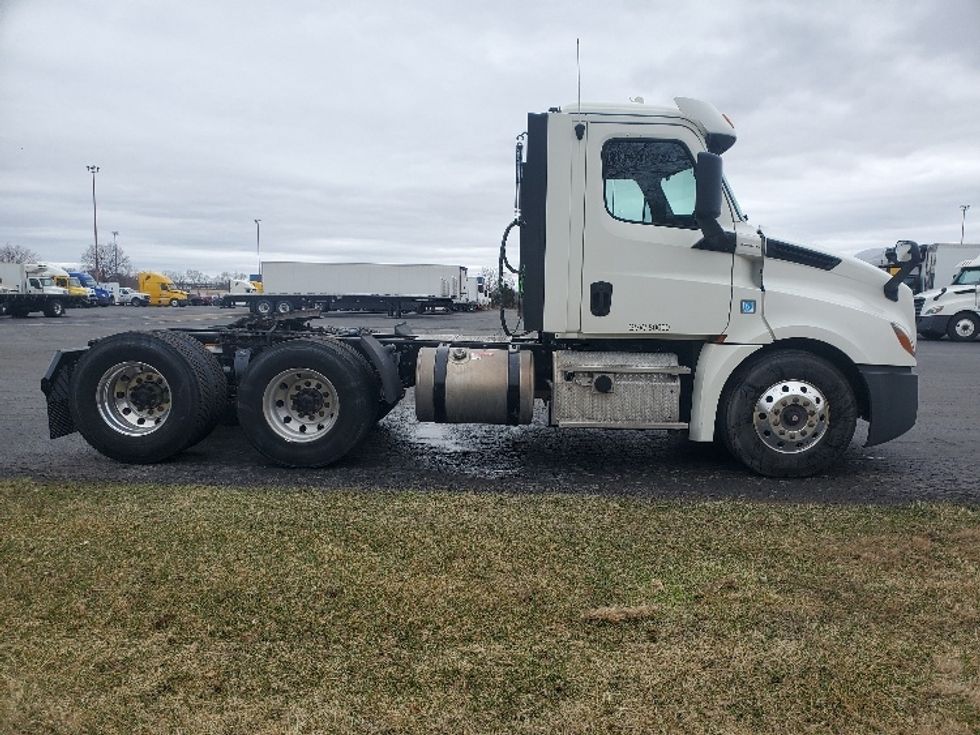 Day Cab Tractor-Heavy Duty Tractors-Freightliner-2018-T12664ST-Harrisburg-PA-437,577\n\t\tmiles-$ 40,000 - Image 8