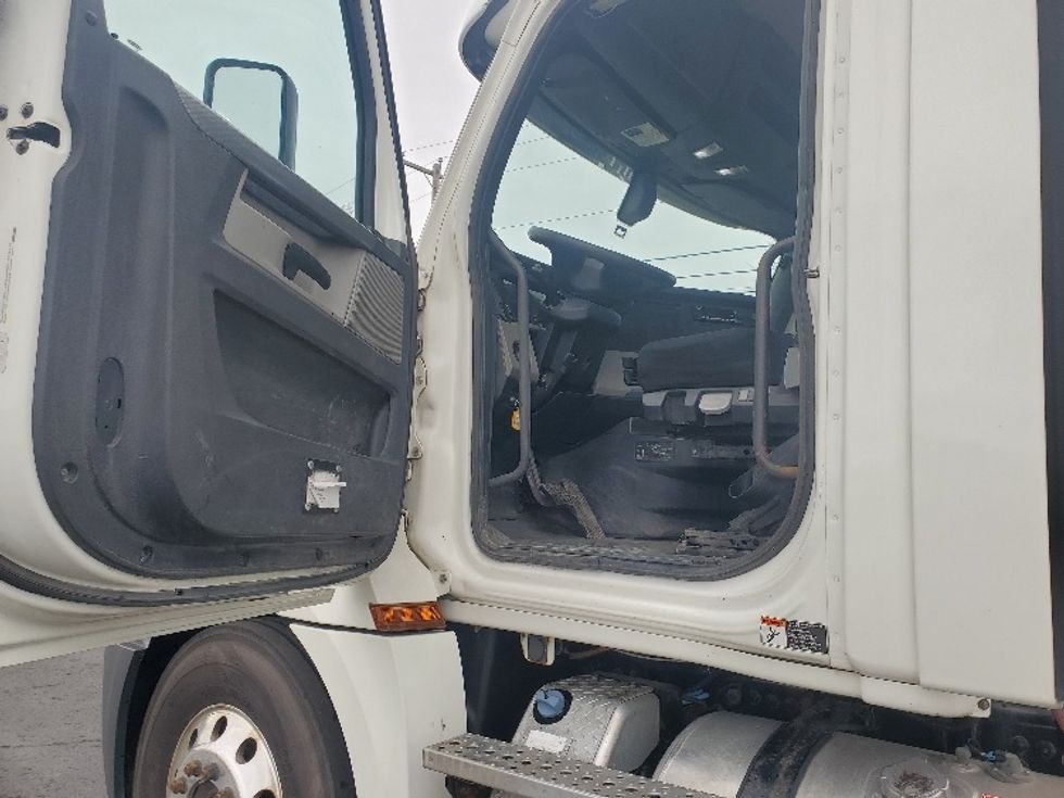 Day Cab Tractor-Heavy Duty Tractors-Freightliner-2018-T12664ST-Harrisburg-PA-437,577\n\t\tmiles-$ 40,000 - Image 9