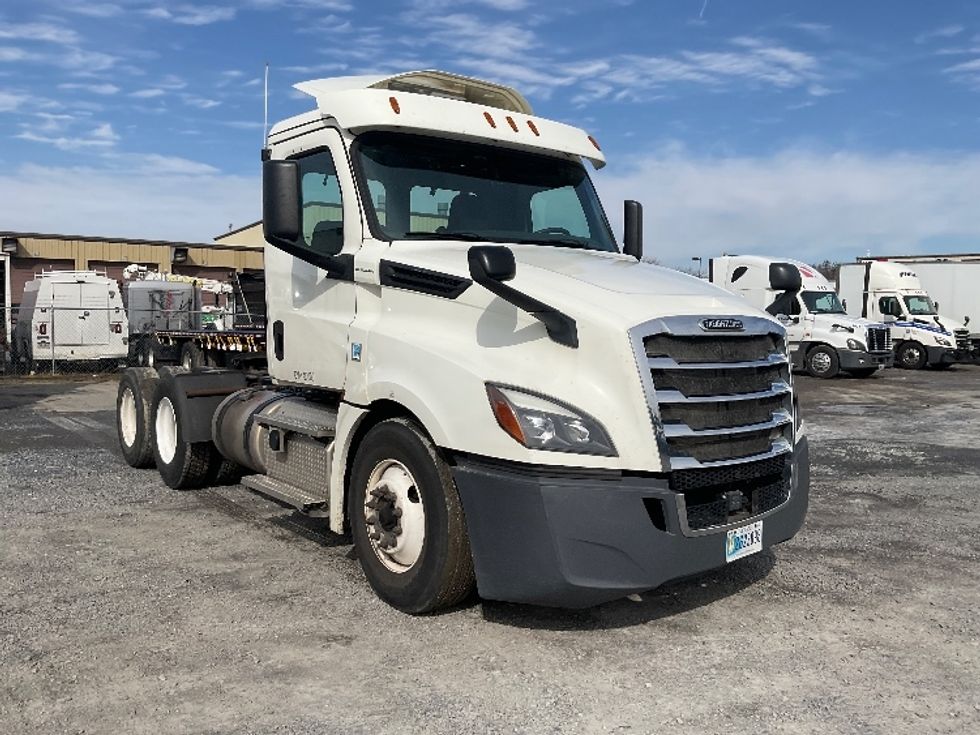 Day Cab Tractor-Heavy Duty Tractors-Freightliner-2018-T12664ST-Harrisburg-PA-440,406\n\t\tmiles-$ 41,250 - Image 1